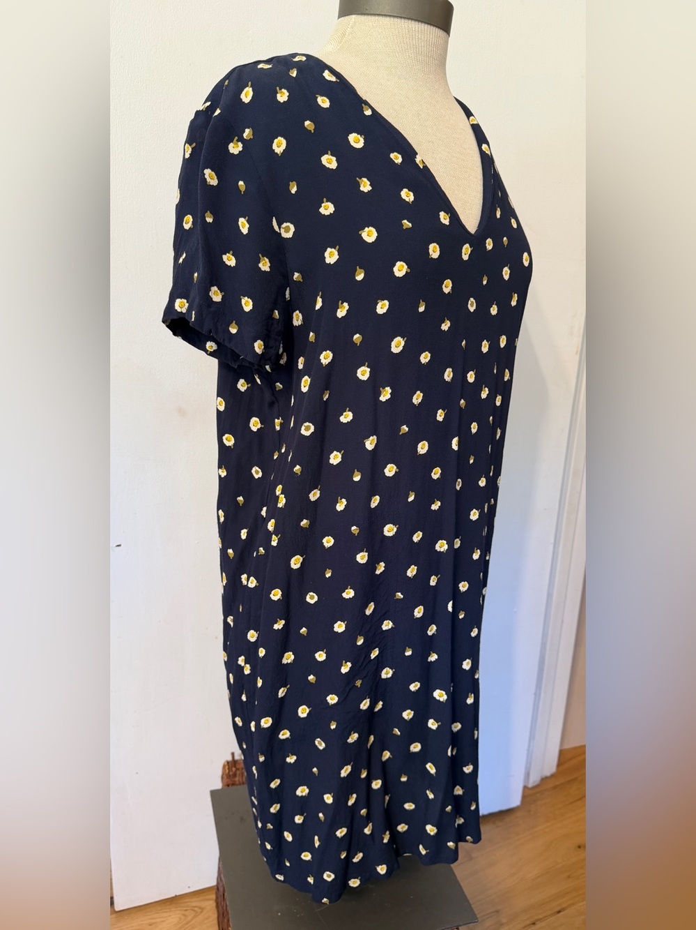 Women’s Madewell Button Back Shift Dress, Navy with Daisy Dots